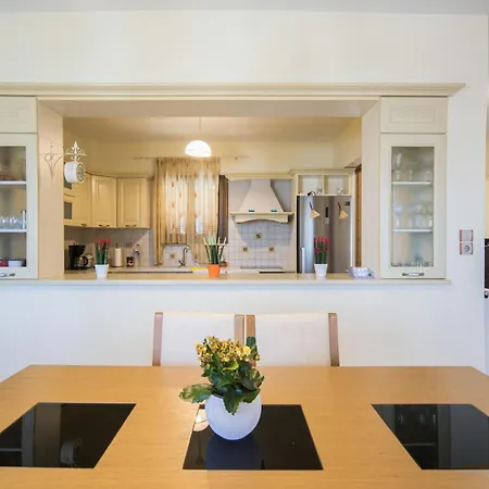 View - 3 Bedrooms Apartment, Fully Equipped